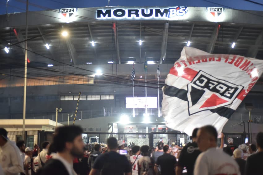 Torcida do São Paulo protesta antes da partida contra o Ceará no Morumbis