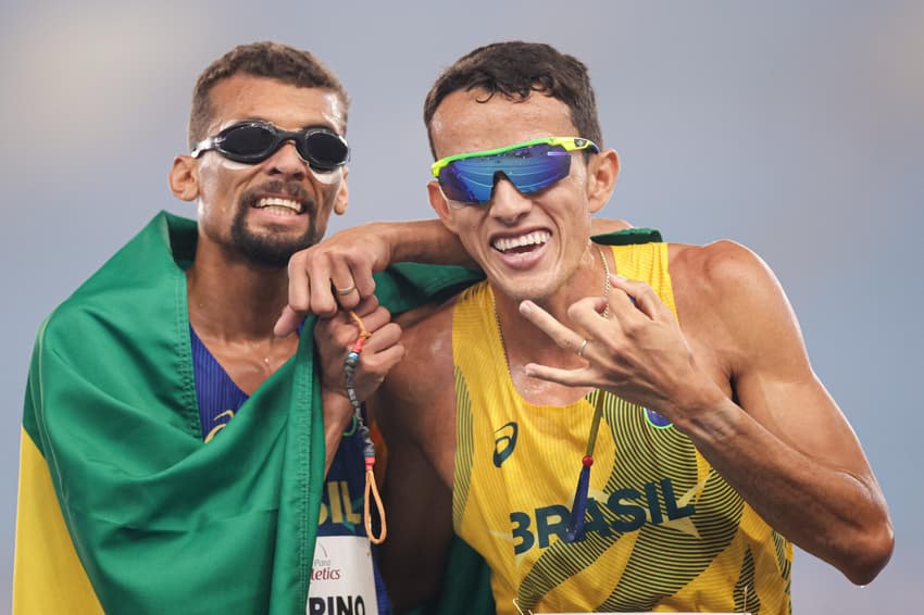 Yeltsin Jacques e Júlio César Agripino após conquistarem dobradinha no pódio do Mundial de atletismo paralímpico (Fotos: Cris Mattos / CPB)