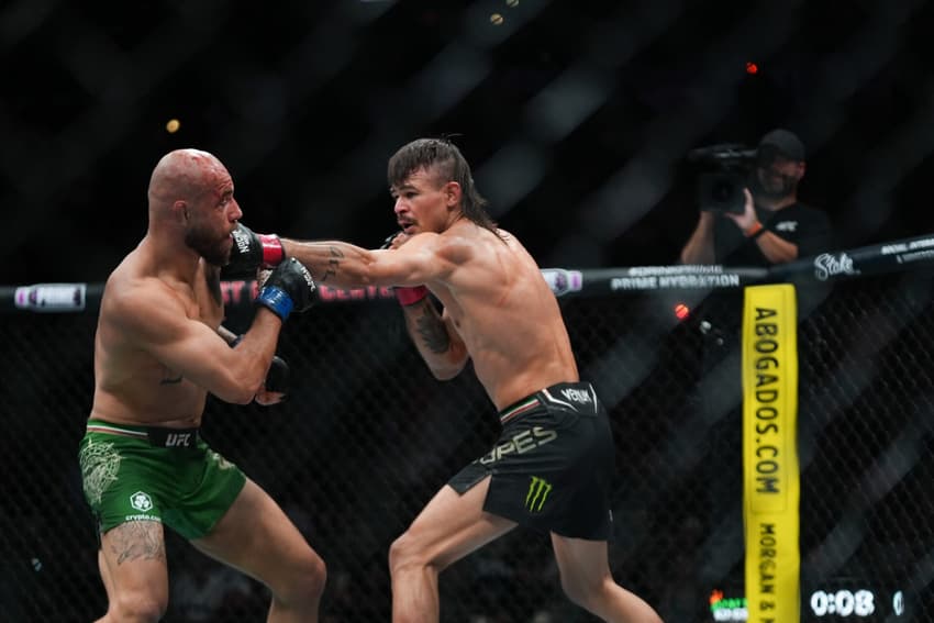 Jean Silva sendo finalizado por Diego Lopes no Noche UFC.