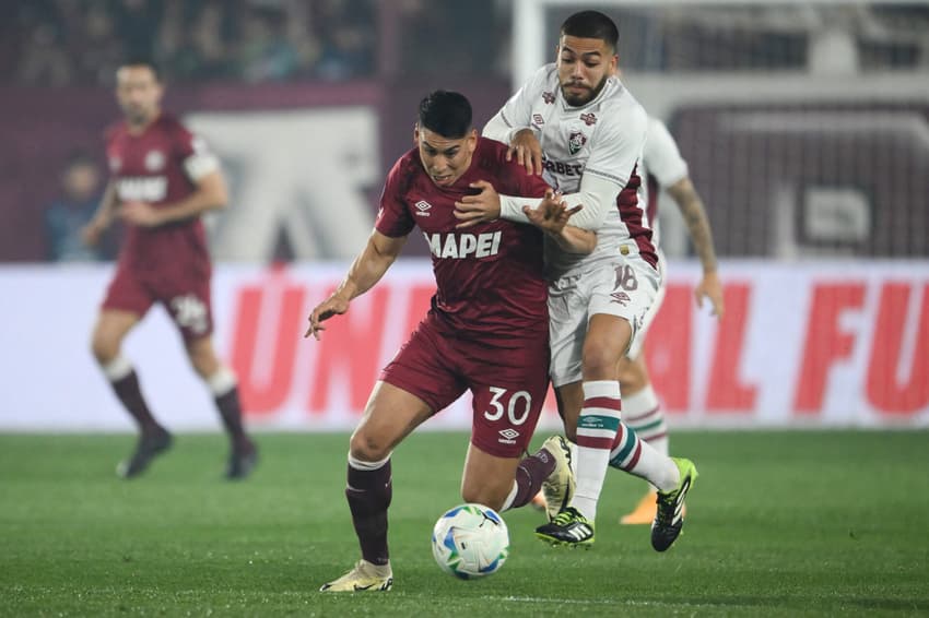 Nonato em ação no jogo do Fluminense contra o Lanús pelas quartas de final da Sul-Americana