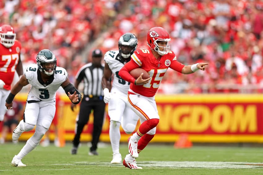 Patrick Mahomes em ação em jogo entre Kansas City Chiefs e Philadelphia Eagles na NFL (Foto: Jamie Squire/Getty Images/AFP)