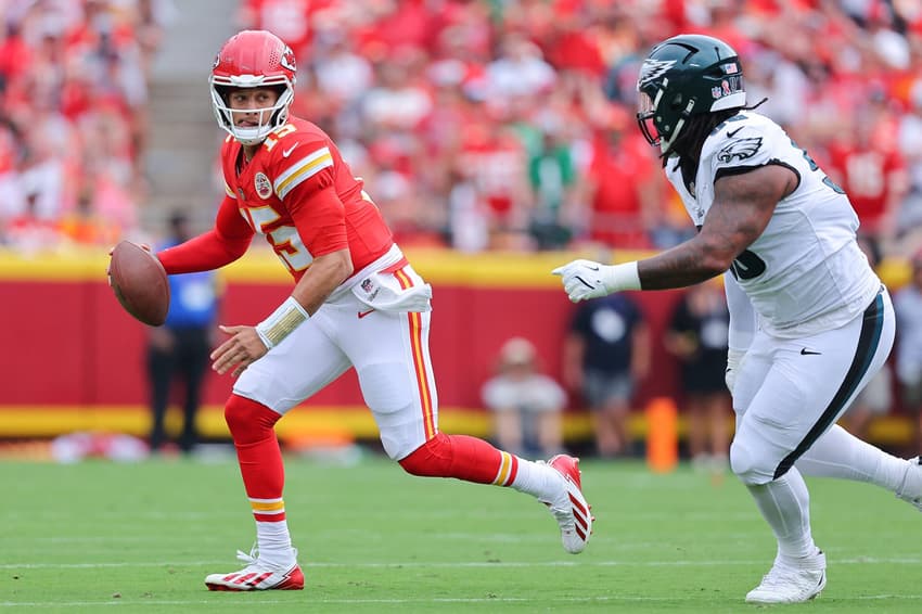 Patrick Mahomes em ação em jogo entre Kansas City Chiefs e Philadelphia Eagles na NFL (Foto: David Eulitt/Getty Images/AFP)