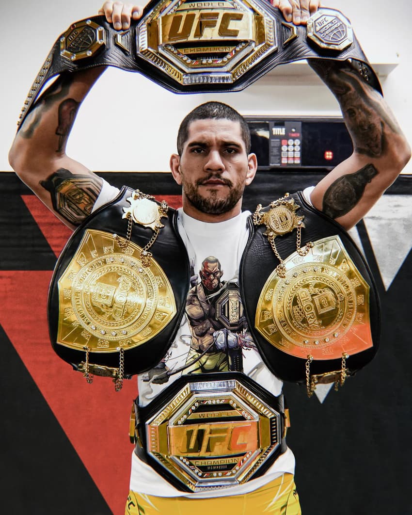 Poatan com seus títulos do Glory e do UFC (Foto: Reprodução Instagram Alex Poatan)