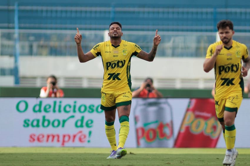 Reinaldo, jogador do Mirassol, comemora seu gol contra o Juventude pelo Brasileirão