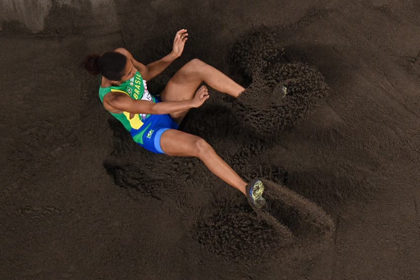 Gabriele Santos durante as eliminatórias do salto triplo