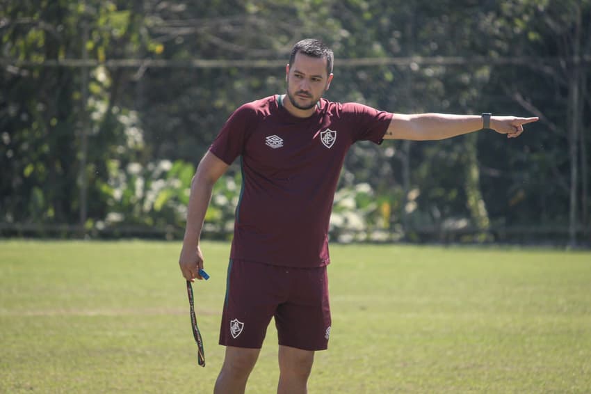 Treinador Saulo Silva em treino do Fluminense, que se preparada para o Carioca Feminino (Foto: Leonardo Brasil/FFC)