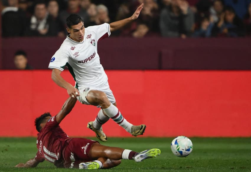 Serna em ação no jogo do Fluminense contra o Lanús pelas quartas de final da Sul-Americana