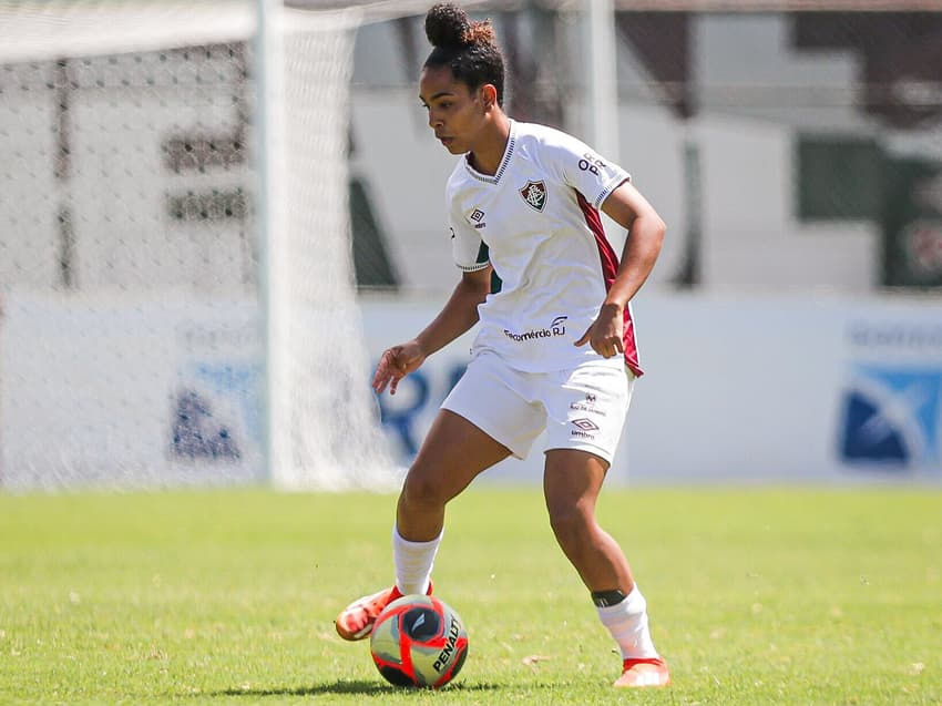 Sophia Caputo, com passagem pelo Daminhas, em campo pelo Fluminense (Foto: Marina Garcia/FFC)