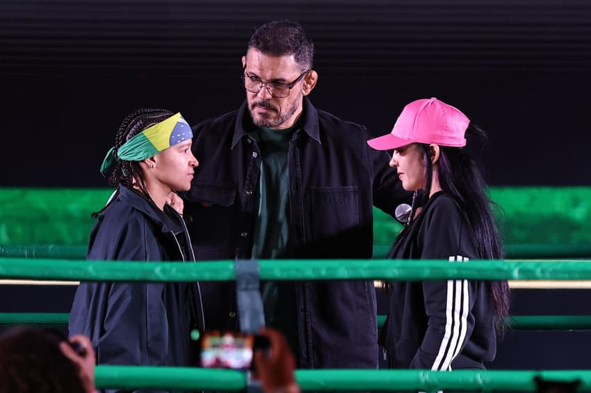 Bia pega Maira no co-main event (Foto: William Lucas Inovafoto)