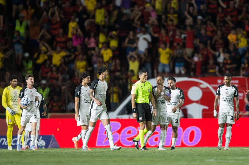 Lance polêmico roubou a cena em Sport x Corinthians (Foto: Marlon Costa/AGIF)