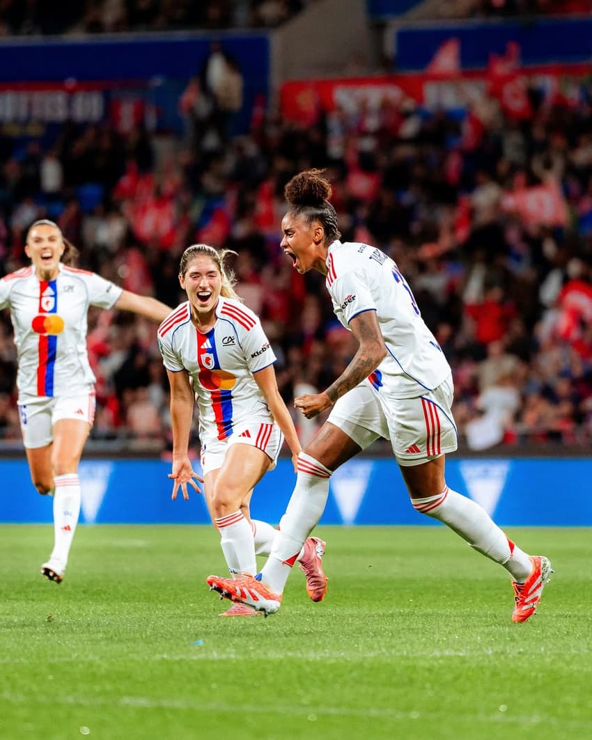 A brasileira Tarciane comemora seu gol pelo Lyonnes, no Campeonato Francês (Foto: Reprodução/OL Lyonnes)