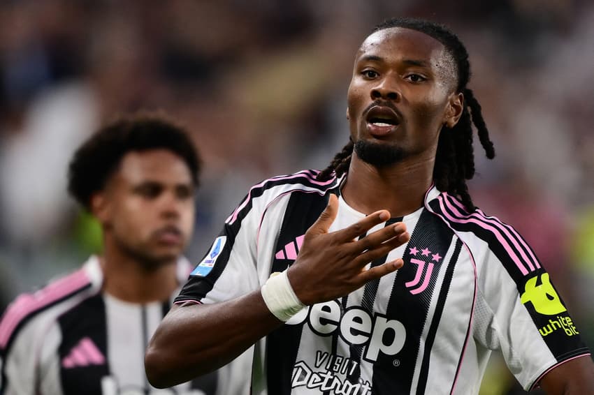 A Juventus, do meia Khephren Thuram entra em campo para encarar o Hellas Verona (Foto: MARCO BERTORELLO / AFP)