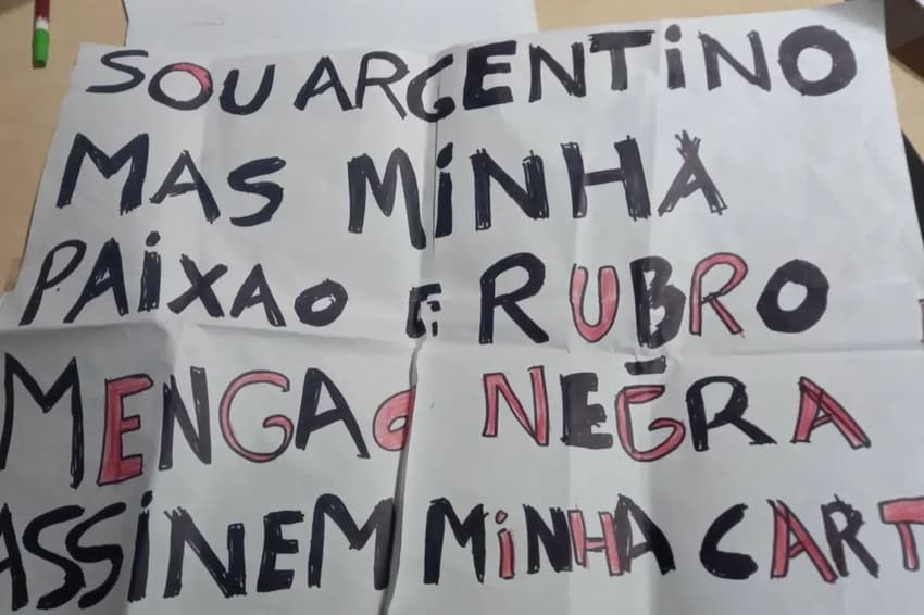 O cartaz usado pelo torcedor argentino para ser notado pelo elenco do Flamengo.