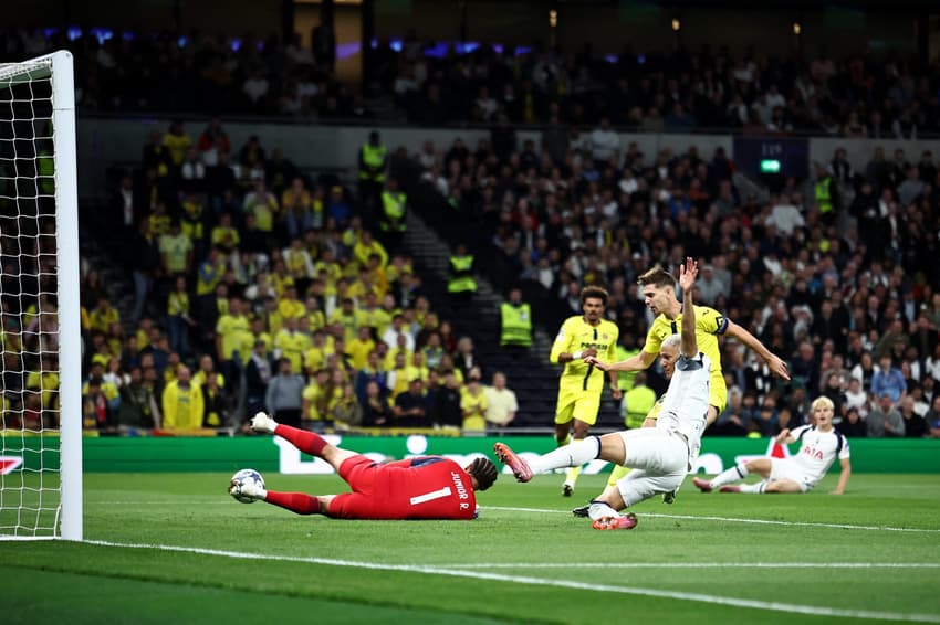 Goleiro Luiz Júnior, do Villarreal, marcou o gol contra que deu a vitória para o Tottenham na Champions League (Foto: HENRY NICHOLLS / AFP)