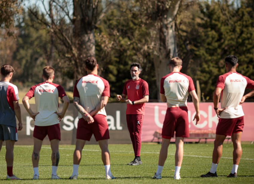 Jogadores do Estudiantes durante treino (Foto: Divulgação)