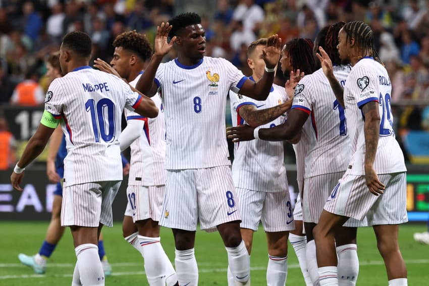 Jogadores da França comemoram gol de Michael Olise contra a Ucrânia, pelas Eliminatórias (Foto: FRANCK FIFE / AFP)