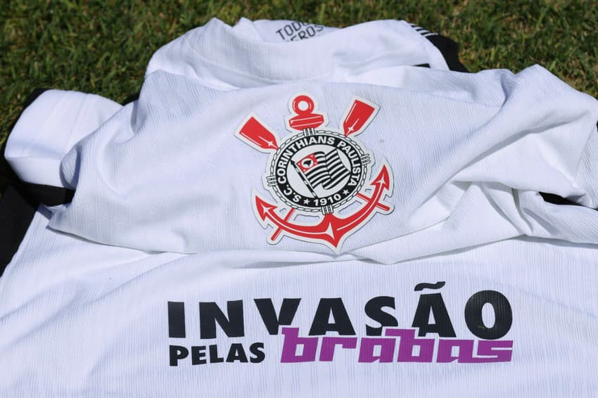 Camisa do Corinthians estampa frase "invasão pelas Brabas". (Foto: Corinthians/Divulgação)