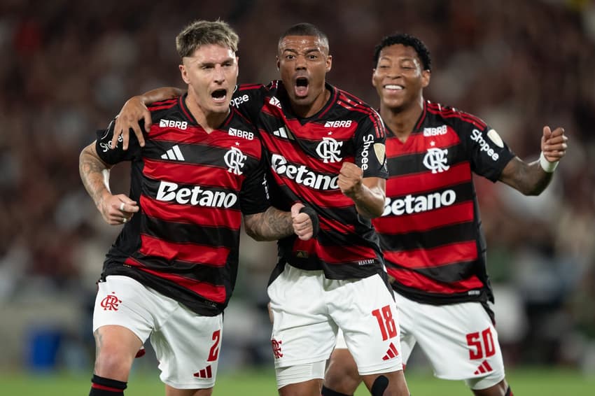 Varela, De La Cruz e Plata comemoram gol do Flamengo na Libertadores (Foto: Jorge Rodrigues/AGIF)