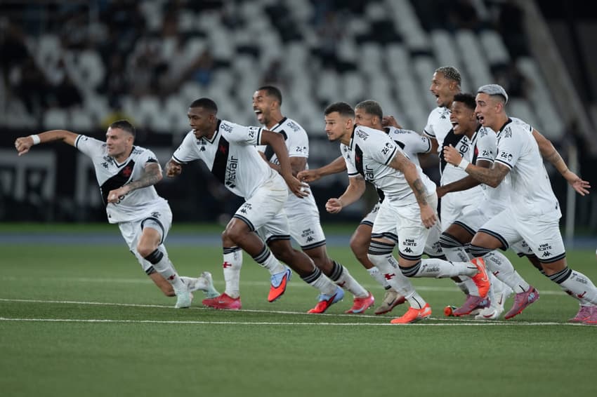 Jogadores do Vasco comemoram vitória por pênaltis contra o Botafogo pela Copa do Brasil