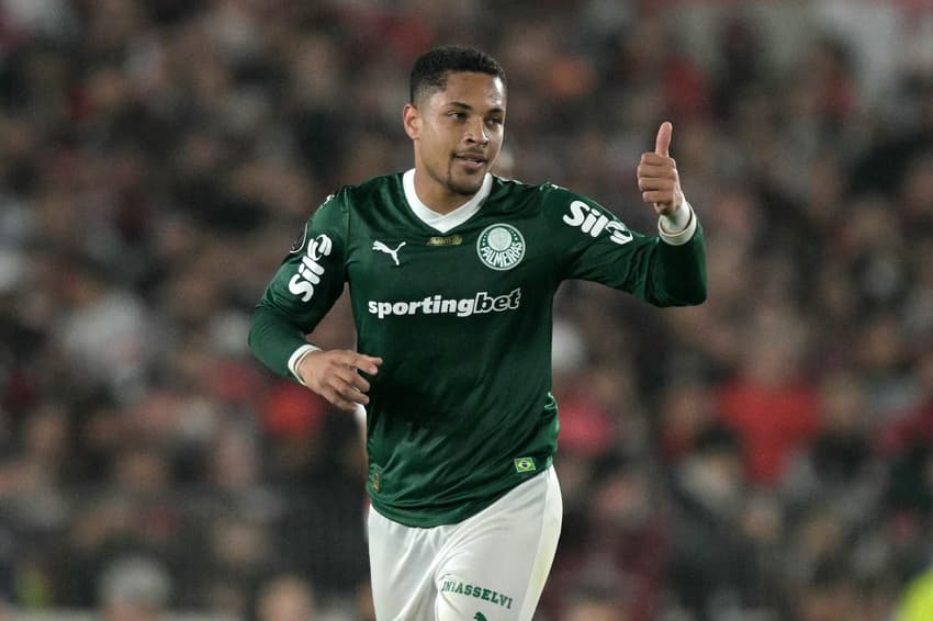 Vitor Roque comemora seu gol no jogo do Palmeiras contra o River Plate pelas quartas da Libertadores