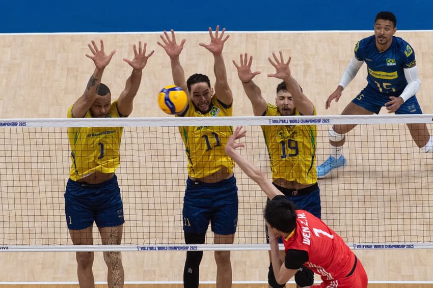 Brasil foi eliminado no Mundial de Vôlei depois de perder para a Sérvia (Foto: Ted ALJIBE / AFP)