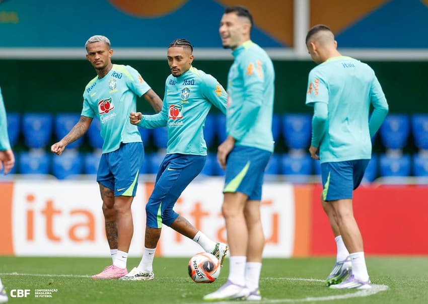 Wesley (esq.) durante treino da Seleção na Granja Comary
