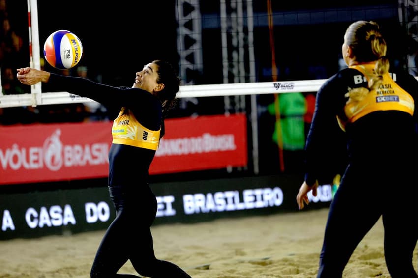 Carol e Rebecca no Elite 16 de Vôlei de Praia no Rio de Janeiro (Foto: Reprodução / Volleyballworld)