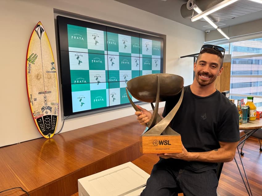 Yago Dora com o troféu da World Surf League