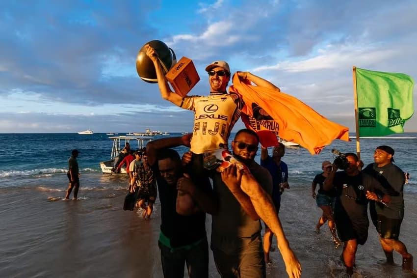 Yago Dora comemorando seu título de campeão mundial da WSL (Foto: Ed Sloane/WSL)