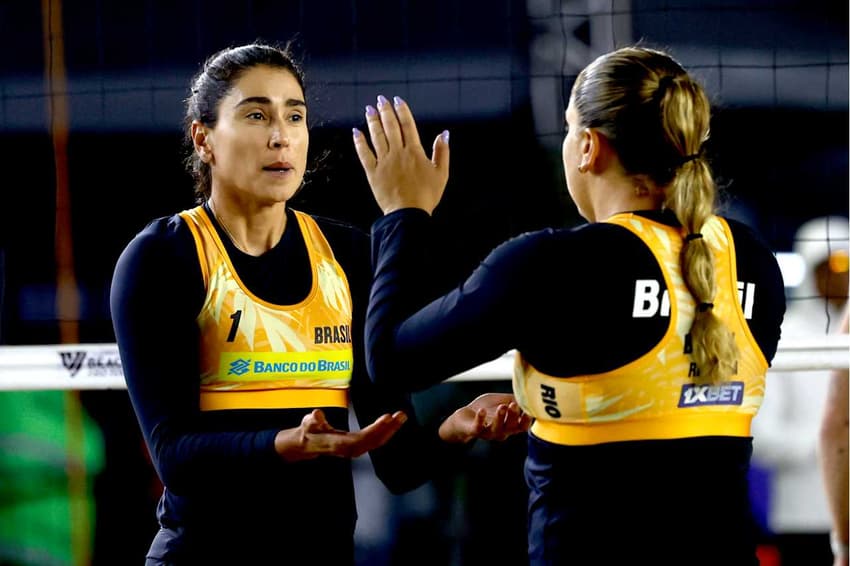 Carol e Rebecca no Elite 16 de Vôlei de Praia no Rio de Janeiro (Foto: Reprodução / Volleyballworld)