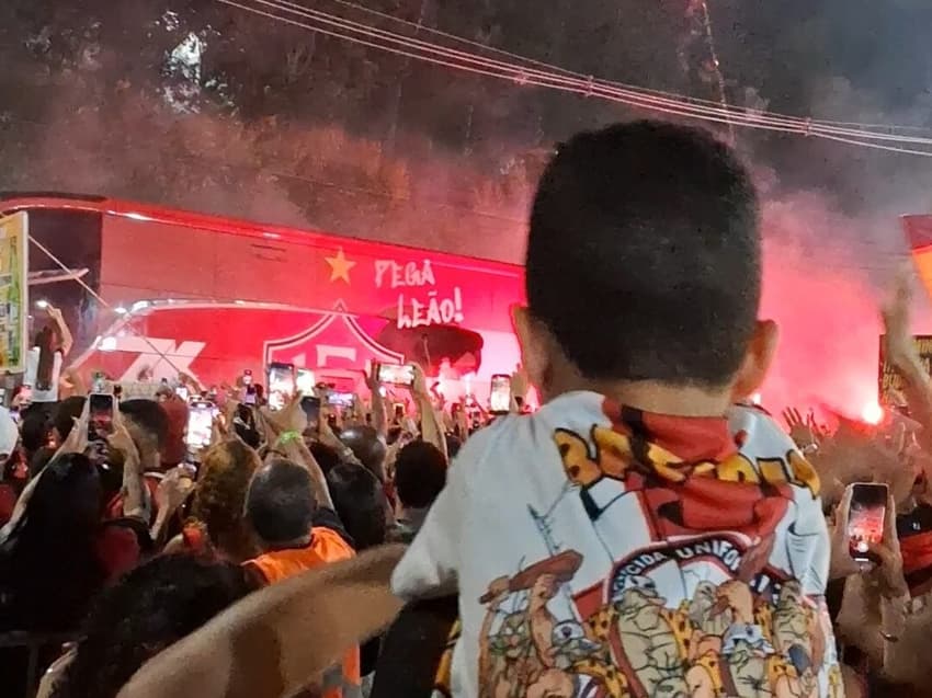 Torcida do Vitória faz festa na chegada do ônibus ao Barradão (Foto: Rafael do Carmo / Lance!)