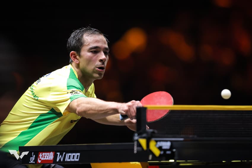 Hugo Calderano na vitória sobre o francês Simon Gauzy no China Smash (Foto: Divulgação/WTT)