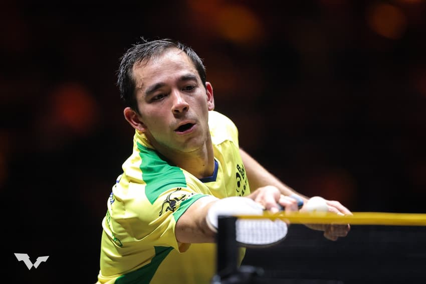Hugo Calderano na vitória sobre o francês Simon Gauzy no China Smash (Foto: Divulgação/WTT)
