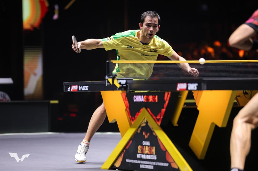 Hugo Calderano na vitória sobre o francês Simon Gauzy no China Smash (Foto: DIvulgação/WTT)