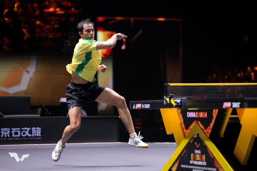 Hugo Calderano na vitória sobre o francês Simon Gauzy no China Smash (Foto: DIvulgação/WTT)