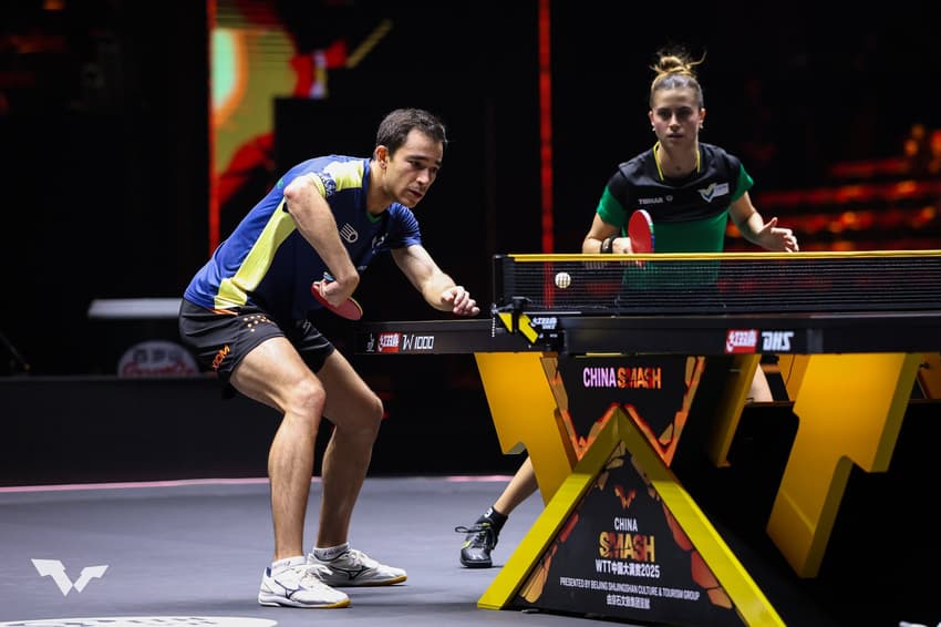 Bruna Takahashi e Hugo Calderano em uma das vitórias no China Smash (Foto: Divulgação/WTT)