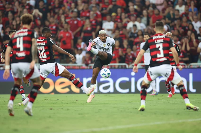 Cuiabano em ação pelo Botafogo contra o Flamengo (Foto: Vítor Silva/Botafogo