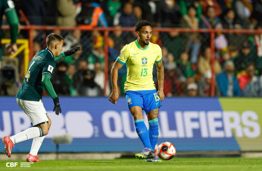 Vitinho, lateral do Botafogo, atuando pela Seleção Brasileira