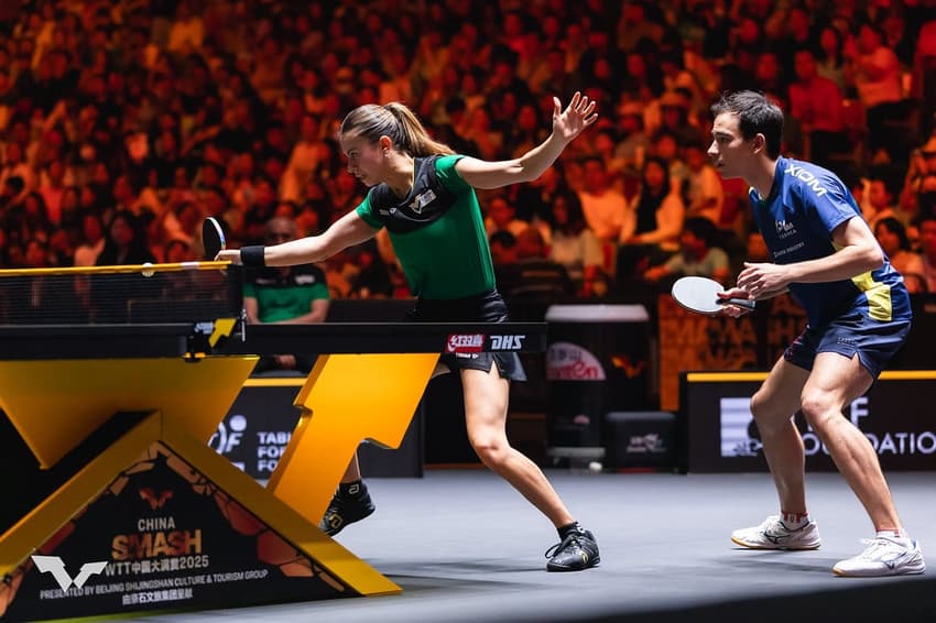 Hugo Calderano na vitória sobre o francês Simon Gauzy no China Smash (Foto: Divulgação/WTT)