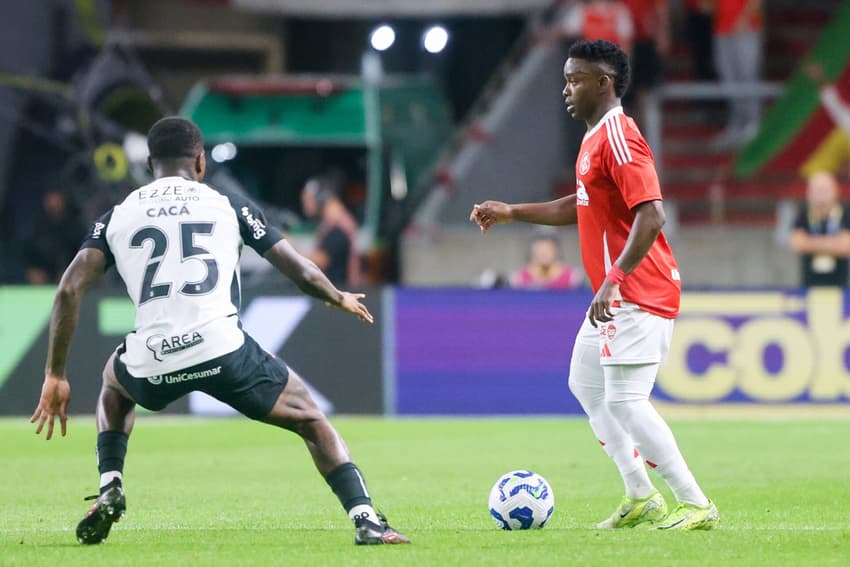 Carbonero, Internacional, e Cacá, Corinthians