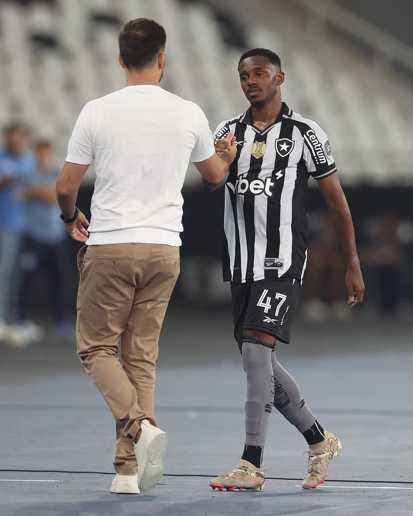 Jeffinho cumprimentando Davide Ancelotti (Foto: Vítor Silva/Botafogo)