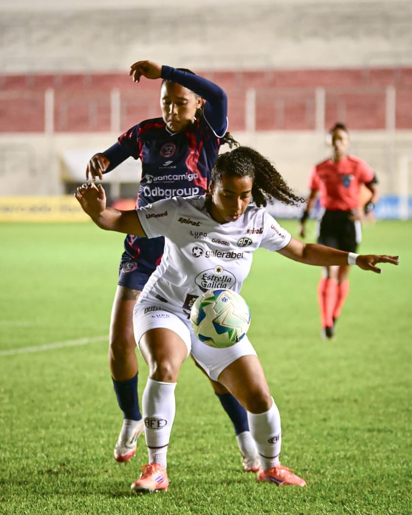 Vendito, da Ferroviária, domina bola contra o Adiffem, na Libertadores. (Foto: Ferroviária/Divulgação)