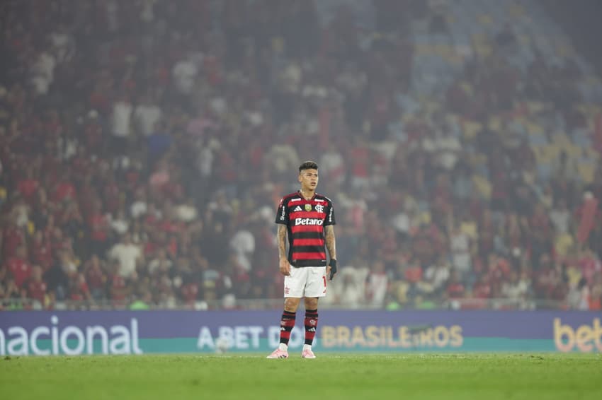 Jorge Carrascal, do Flamengo, durante partida no Maracanã (Foto: Gilvan de Souza/Flamengo)