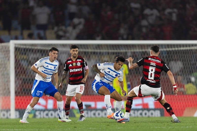 Lucas Romero, do Cruzeiro, e Saúl, do Flamengo, no Maracanã (Foto: Thaís Magalhães/Cruzeiro)
