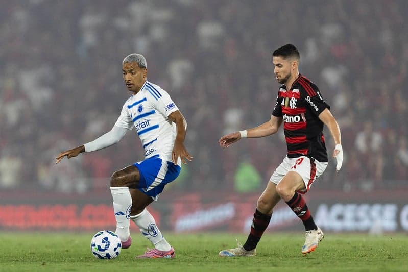 Matheus Pereira, do Cruzeiro, e Jorginho, do Flamengo, no Maracanã (Foto: Thaís Magalhães/Cruzeiro)