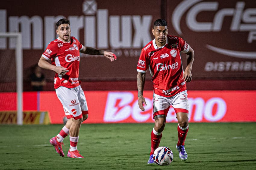 Jogadores do Vila Nova em campo pela Série B do Brasileirão (Foto: Beto Correa/Vila Nova)