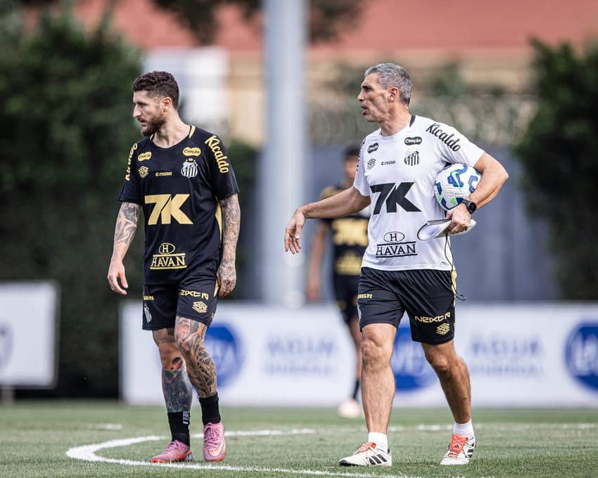 Vojvoda acertou os últimos detalhes no time antes da viagem para Fortaleza (Foto: Raul Baretta/ Santos FC)