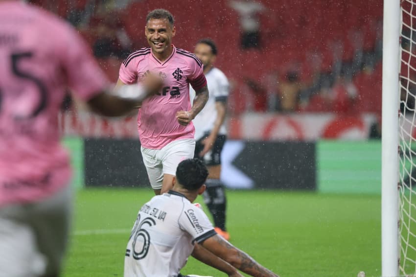 Alan Patrick comemora gol do Internacional