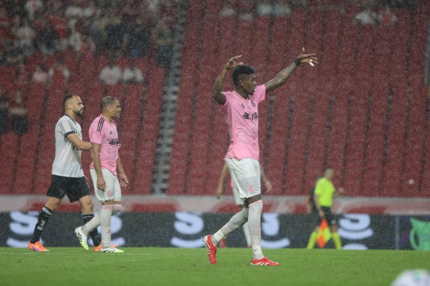 Vitão, zagueiro do Internacional