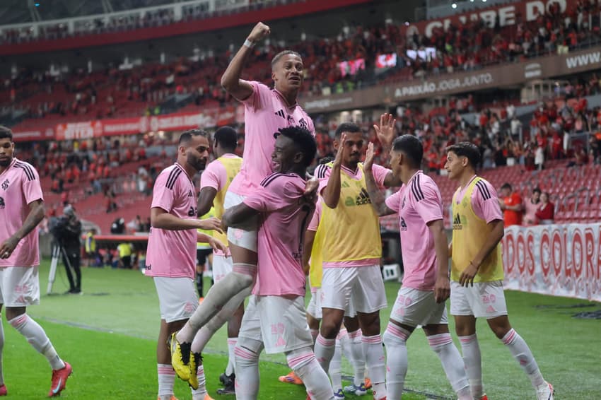 Vitinho e Carbonero comemoram segundo gol do Internacional contra o Botafogo (Foto: Ricardo Duarte/SC Internacional)